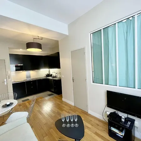 Parisian L Bellan Apartment *